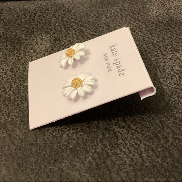 NWT ♠️Kate Spade Daisy stud - Picture 2 of 3